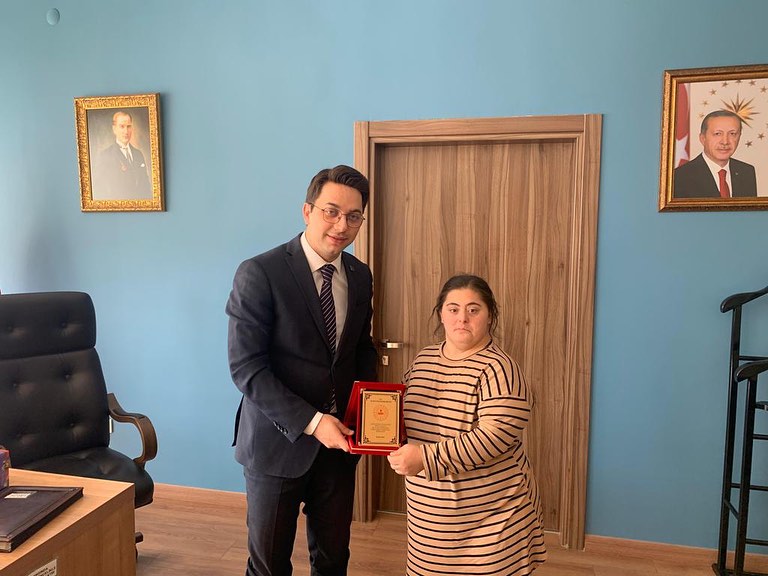 Sayın Kaymakamımız Gonca’yı Makamında kabul ederek kendisini Çaykaya Köyünün Hanım Ağası ilan etti.