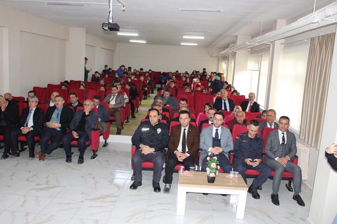 Kaymakamımız Sayın Emre ÇÖMEN, Almus Cumhuriyet Yatılı Bölge Ortaokulunda “24 Kasım Öğretmenler Günü” kutlama etkinliklerine katıldı.