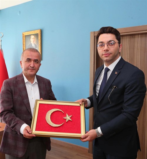 Elazığ Valiliği'ne atanan Valimiz Sayın Numan HATİPOĞLU, Kaymakamımız Sayın Emre ÇÖMEN’e veda ziyareti gerçekleştirdi.